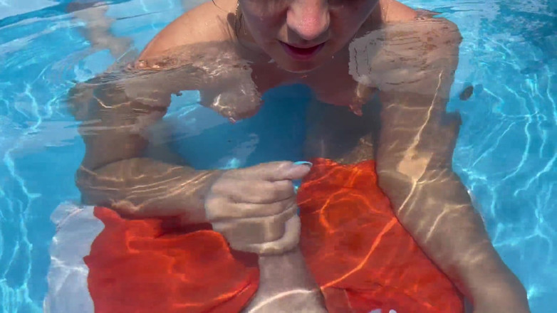 fantasycouplexxx: Blowjob, handjob, unterwasser im öffentlichen pool abspritzen