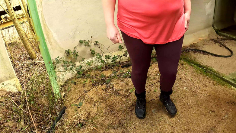 Bouncy Tits Action: 在建筑工地大声拍打奶子