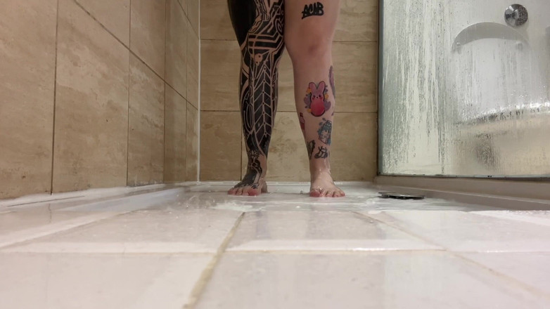 Miss Valentina: Widok stóp pod prysznicem