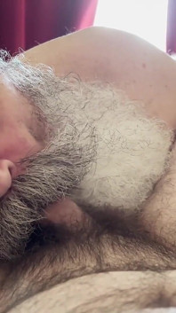 Papa met grote baard zuigt welplul