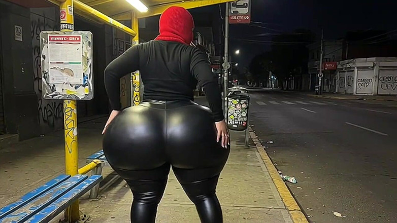 Animate golden: Madrasta rabuda em leggings apertadas de couro preto no ponto...