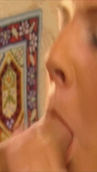 Gagică blondă își fute cu degetele pizda umedă și tachinează băieții