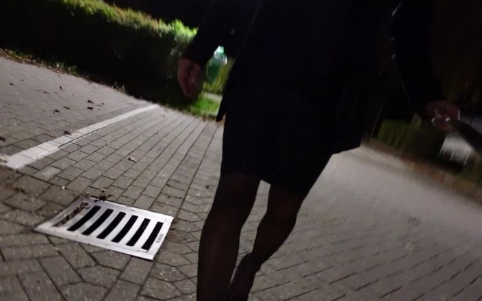 Loreley add: Mi-am pus rochia transparentă și am lăsat pișarea să ruleze