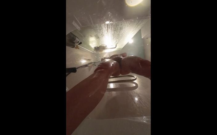 Emma Alex: Webcam dưới bồn tắm của chị kế. Âm hộ ướt át sau khi...
