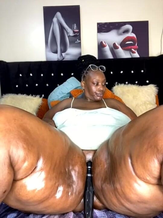 Legendary Booty Overdose: Femeie mare și frumoasă neagră excitată singură acasă