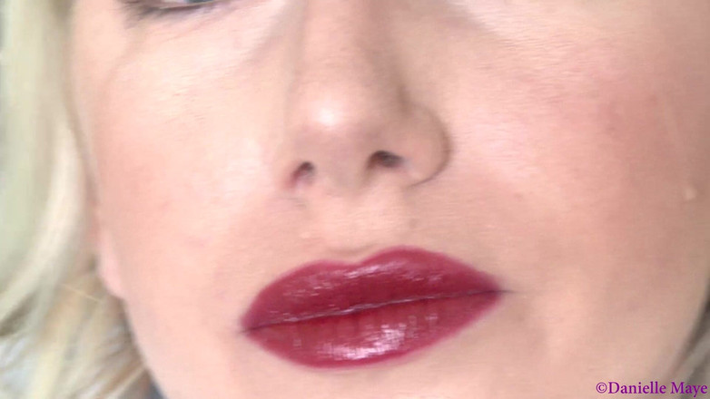 Danielle Maye: Ruj căscat