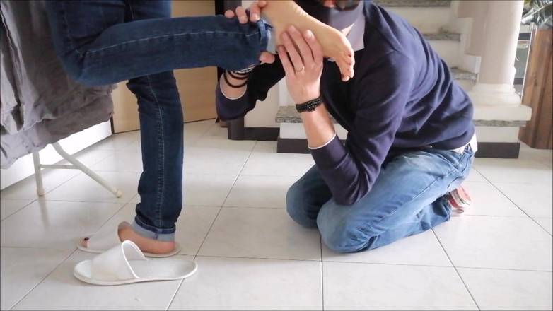 Yvonne: 家事中の足崇拝