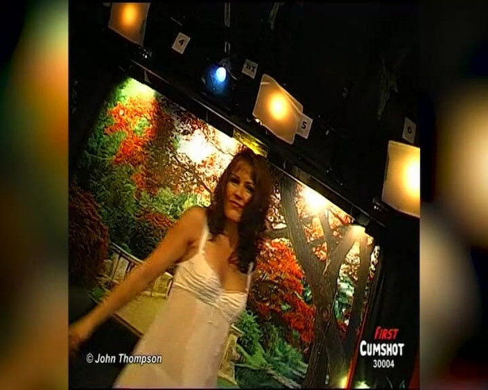 GGG John Thompson OLD STYLE: GGG ジョン・トンプソン - 赤いフィッシュネットを履いた射精中のビッチが激しく突かれる