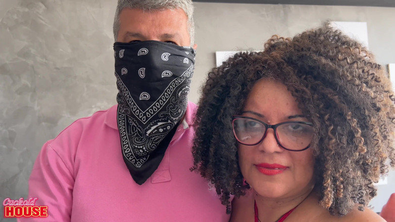 CuckoldHouse: Homem Corno Compartilhando a Esposa Madura Com 2 Caras Jovens E...