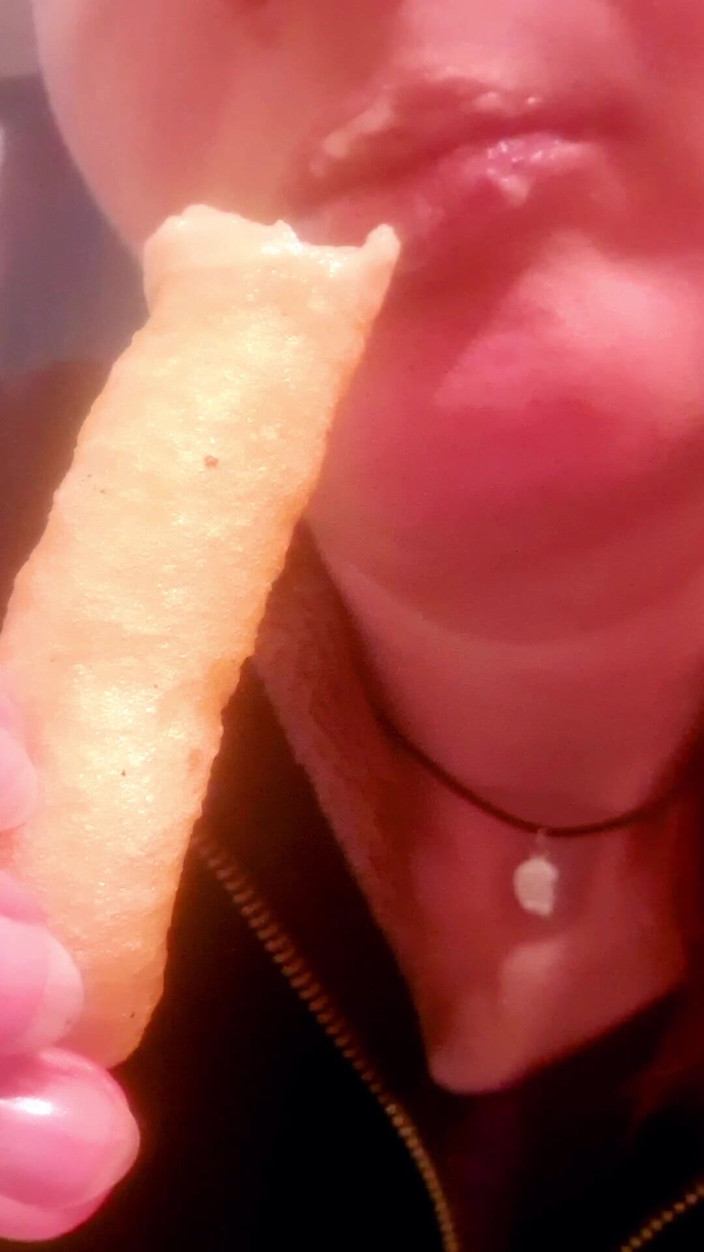 Ana Liz: Gadis nakal ini lagi asik kentang