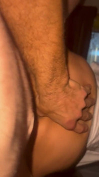 Un cul sexy chevauche une grosse bite en amazone