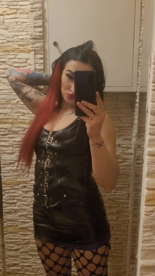 KatrixandCaliforniaLatex: 女神穿着乳胶服摆姿势并展示她多汁的屁股