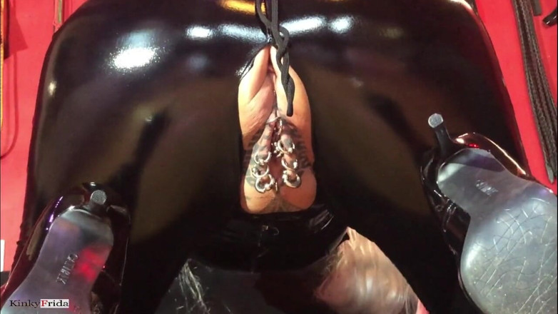 Dominatrix Frida: Sexy latexová dívka s extrémně dlouhými nehty si hraje se...