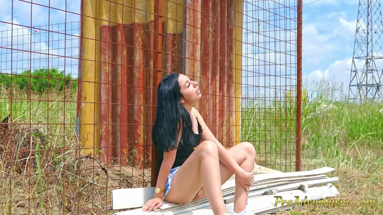 Pee Adventures: Une brune sexy fait pipi rapidement à côté d'une maison en...