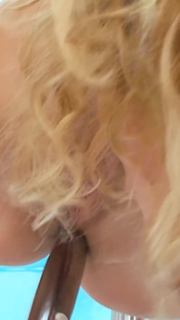 Lesbian Blonde Czech dan MILF berambut coklat bermain dildo panas