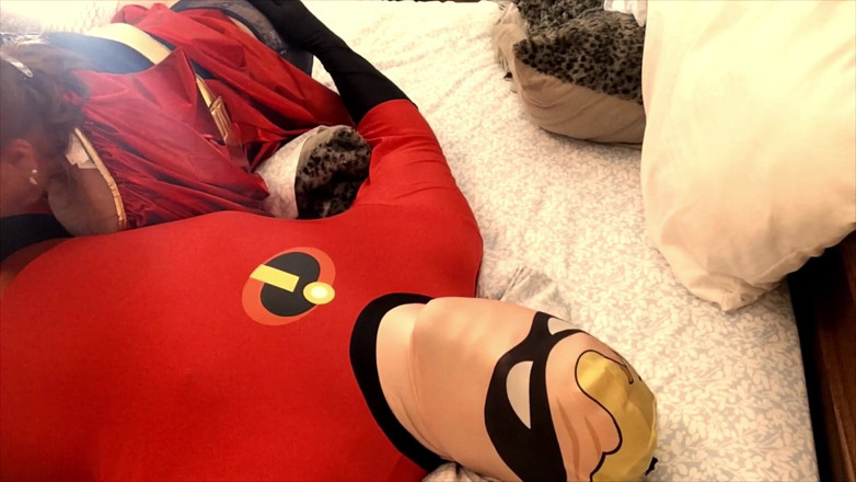 Carmen Angel: Supergirl vs. Mr Increíble: ¡No le digas a la señora Increíble!