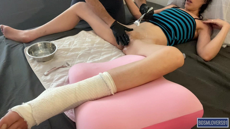 Bdsmlovers91: Princezna se zlomenou nohou si nechává oholit kundičku - barevná verze