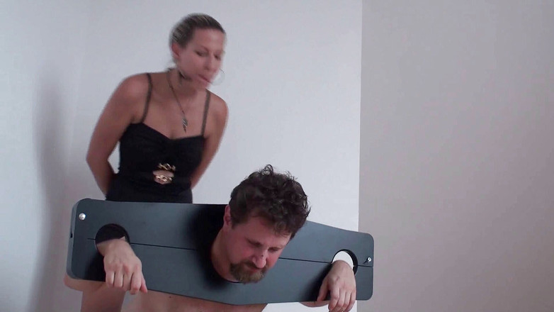 Femdom Austria: En attente de leurs crachats et de leurs cendres qui...