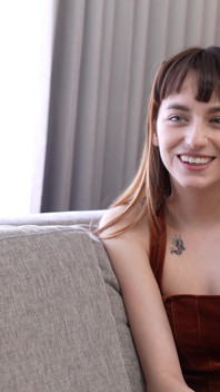 Sexy de 18 anos seduz o namorado da meia-irmã com sua buceta apertada