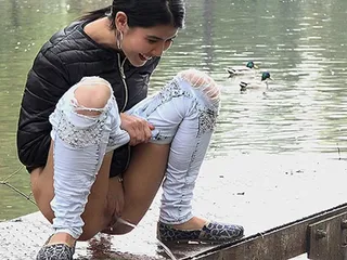Off the jetty oleh Got2Pee di mana gadis-gadis datang untuk kencing