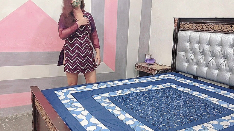 Pakistani CoupleX: Bhabhi stava puliscendo la stanza, il fratellastro l'ha fatta fare...