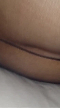 Pantat dalam pantyhose digesel dengannya