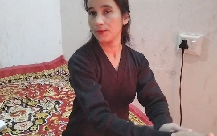 DimpledRecoil3: Chica masturbándose en casa sola