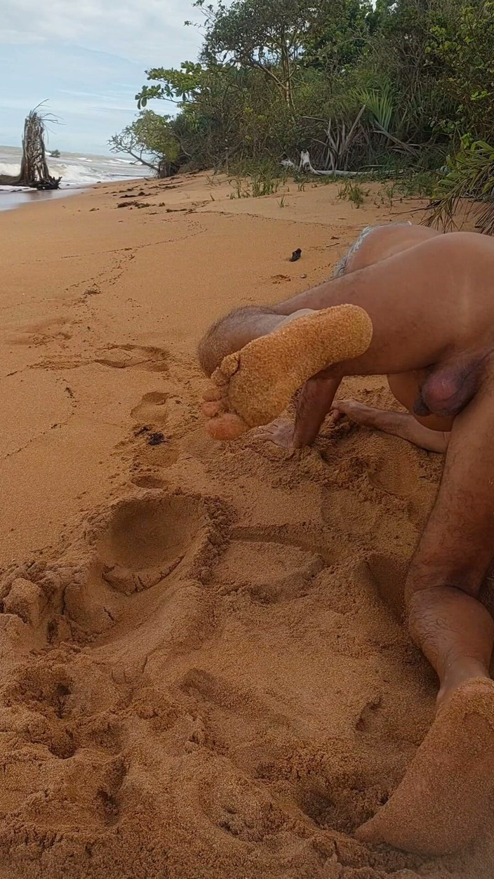 Ladysilvas: Ladysilva desnuda en la playa mostrando un bronceado culo caliente...
