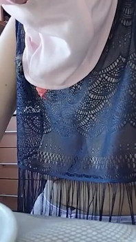 Pizdă brunetă păroasă, țâțe mari, femeie păroasă senzuală în bucătărie.