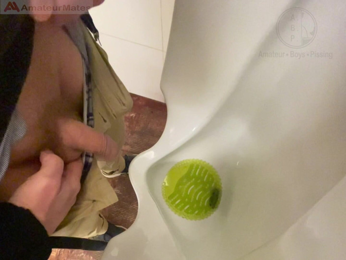 AmateurBoysPissing: Lelaki amatur berambut merah ditangkap kencing di tandas awam - dia...