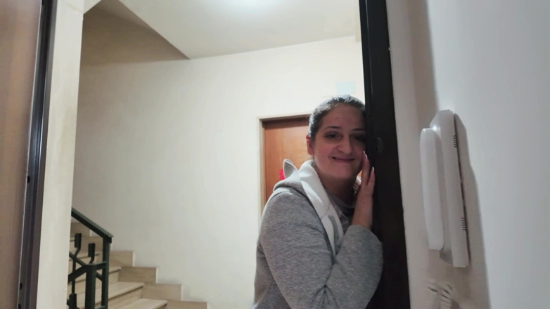 Alex e Bianca: My Neighbor Rings the Doorbell and Asks Me for Help......