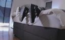 Sneaker gay graz: Își scoate pantofii după câteva zile
