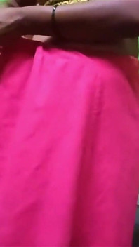 Ammu khoe bộ ngực to và thay saree