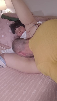 새엄마, 네 놈의 큰 엉덩이를 잡아먹는 동안 네 발에 따먹고 싶어