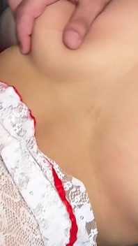 Si rambut coklat seksi Asia dalam renda putih dan stoking dikongkek oleh jantan