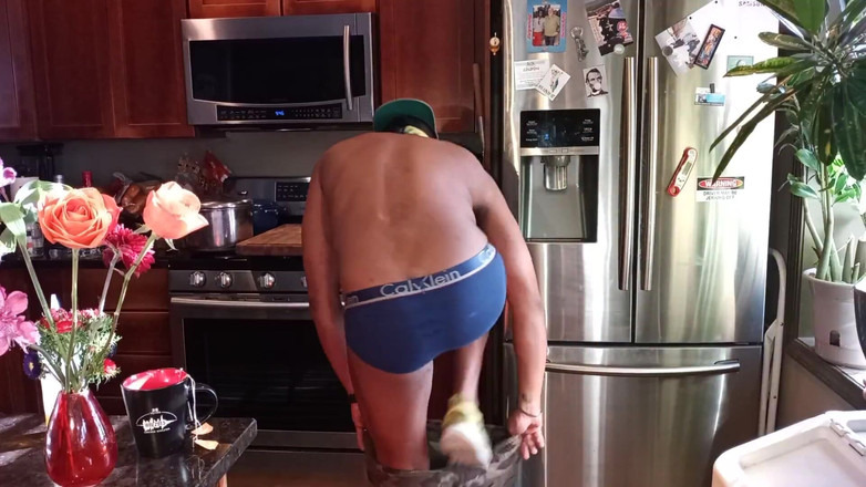 Kennie Jai: Kennie Jai se branle dans la cuisine et prend le...