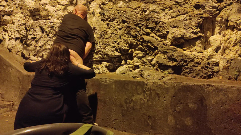 Toilet Mommy: 继母舔舐她继子毛茸茸的屁股并让他射精