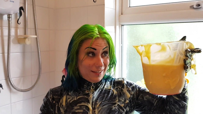 Tattooed Milfy Mama: Costum de pisică umed și dezordonat