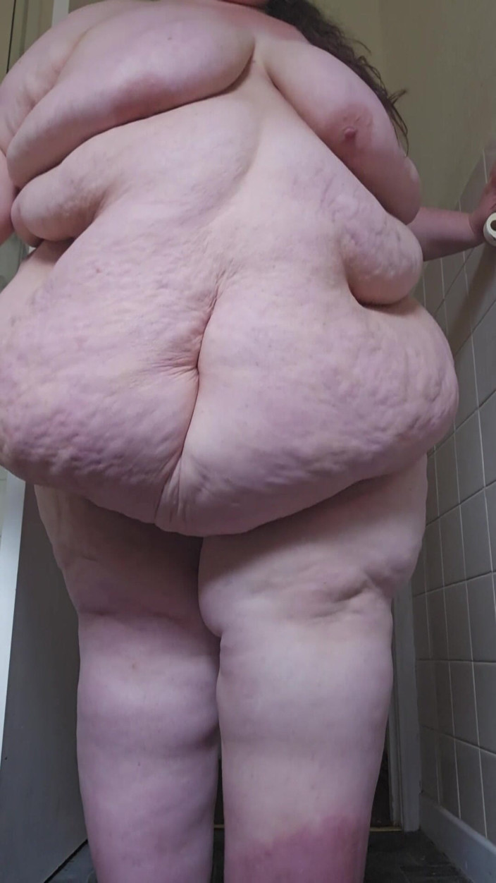 SSBBWLadyBrads: SSBBW gigante caminhando em sua direção