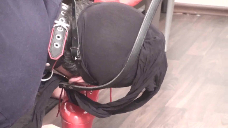 Femdom Austria: La padrona rossa usa i suoi due schiavi