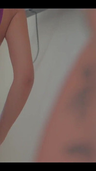 ¿Puedes oponerse a tu joven madrastra mientras ella usa su lencería sexy?
