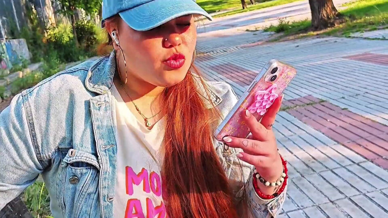 Latincurvyredhead: Дружина мого зведеного брата просить мене допомогти їй насолодитися її фантазією про мастурбації на відкритому повітрі та сквіртує після мого візиту