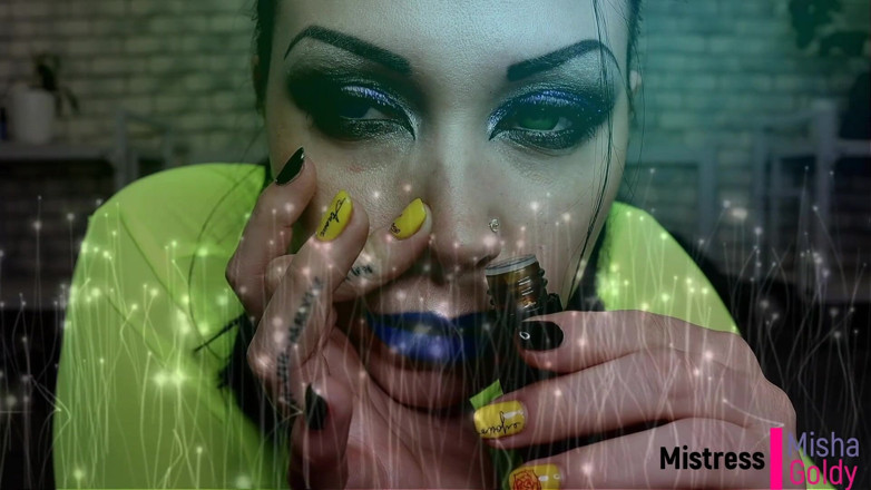 Goddess Misha Goldy: Sniffers ipnotizzare e riprogrammare il tuo sperma ai miei piedi