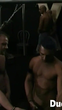 Chudáci gay sexuální vězni mají pořádný gangbang