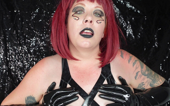 Deanna deadly: Gothic Demoness mengusik dalam sarung tangan lateks dan belahan dada