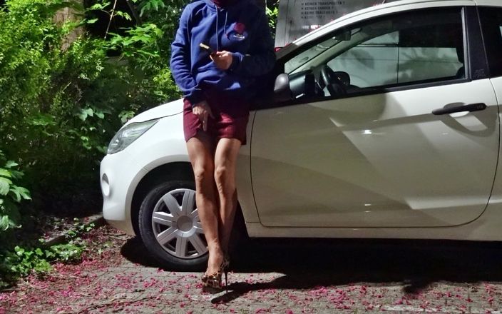 Loreley add: बहिन असली नायलॉन और Skyheels के साथ पार्किंग लॉट में अपनी माइक्रो थोंग पेशाब करती है