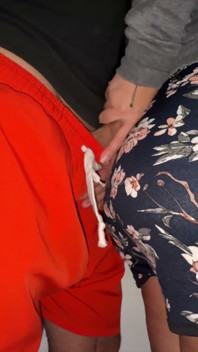Nechá Si Zvlhčit Kalhotky, Které Se Dotýkají Cizího Ptáka, a Šukají Tam Přímo.