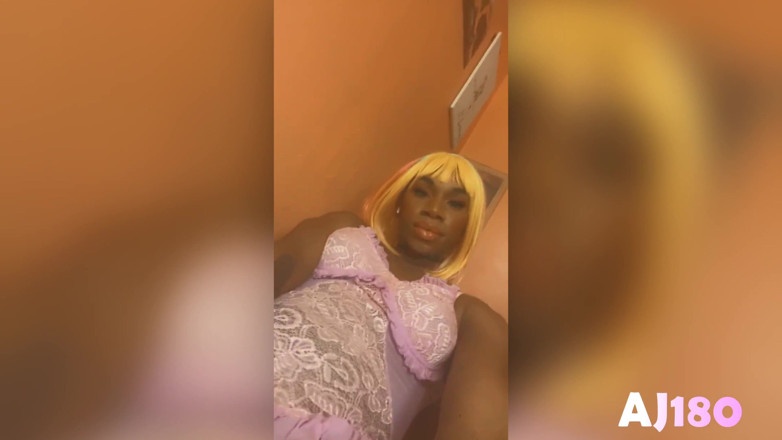 AJ180: Aj180 Țipete și ejaculări în versiune de limonadă roz pe iPhone