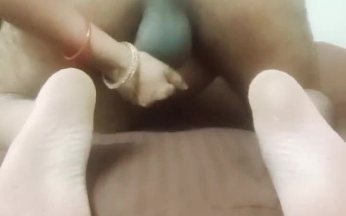 Roshni G: Un couple s’amuse avec le gode