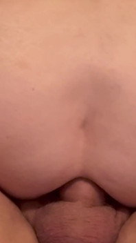 Zralá jezdí a stříká v jeho klíně Přes a Přes a Přes a dostane anální zadek bušení a prdí jeho výstřik ven!